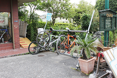 自転車を駐輪できるサイクルハンガーも完備